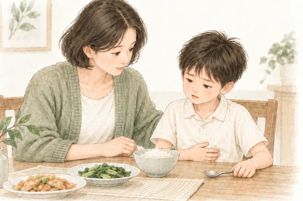 妈妈陪孩子吃饭，孩子揉着肚子放下勺子